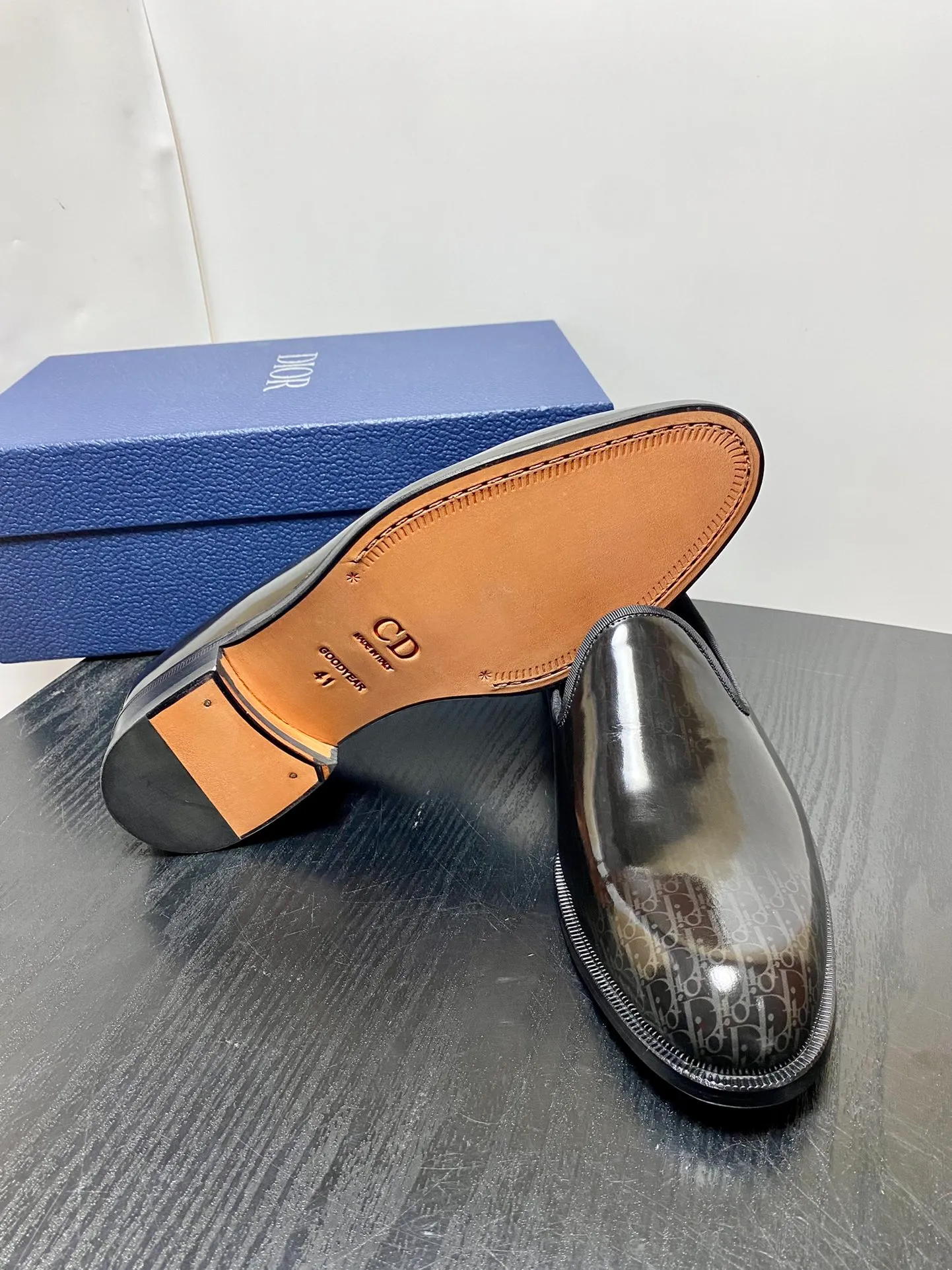 Men's shoes 💰960 Dior Derby shoes | Genuine leather sole formal leather shoes | Carefully crafted with open-edge beaded cowhide | Water-dyed cowhide lining | With classic lace-up closure | Exquisite embossed brand logo on the side | Glossy stacked heel design enhances style | Can be matched with formal or casual looks Size: 39-44 (customized at 38.45.46)